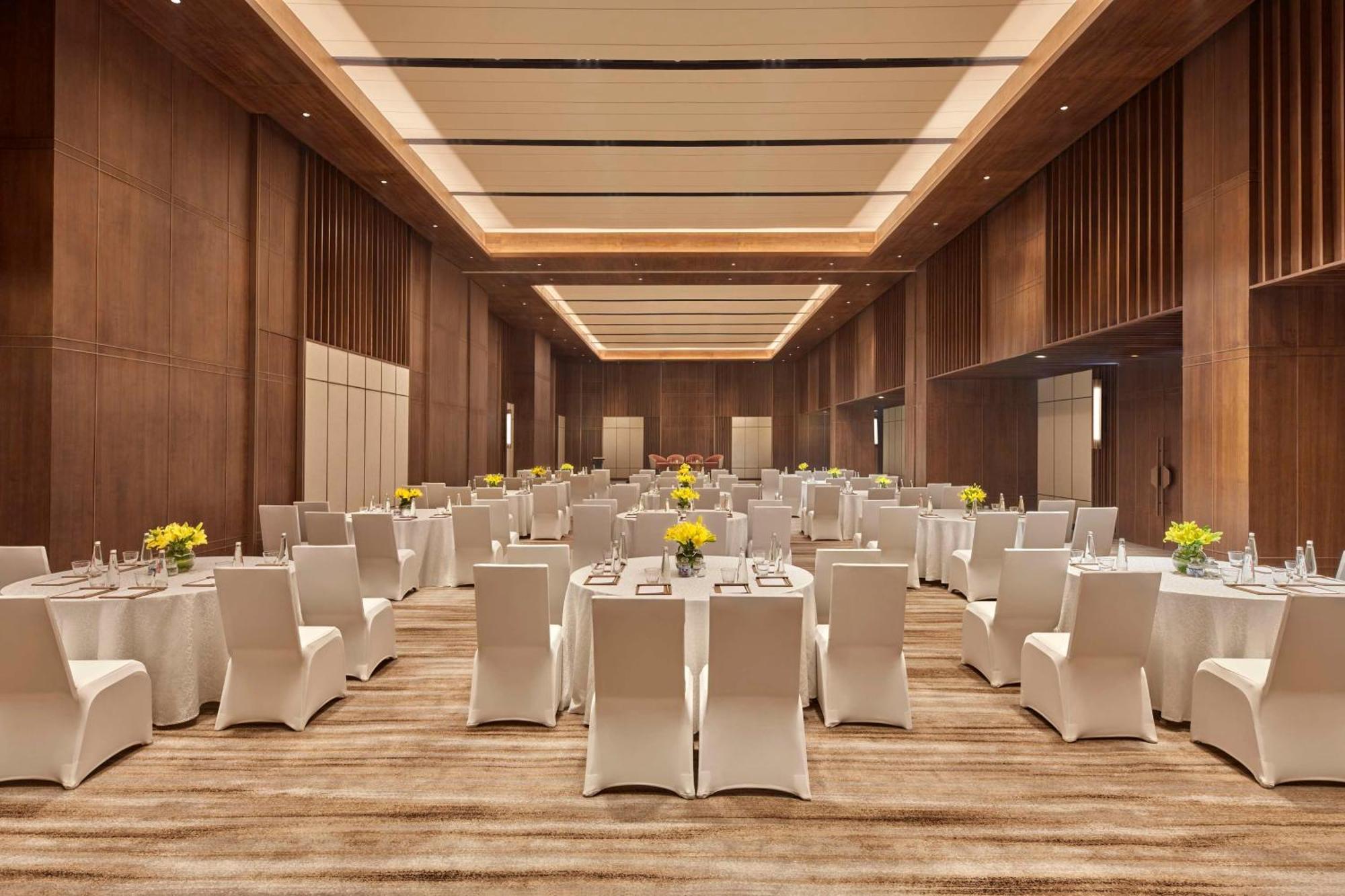 Hilton Gurugram Baani City Centre Gurgaon Exterior photo